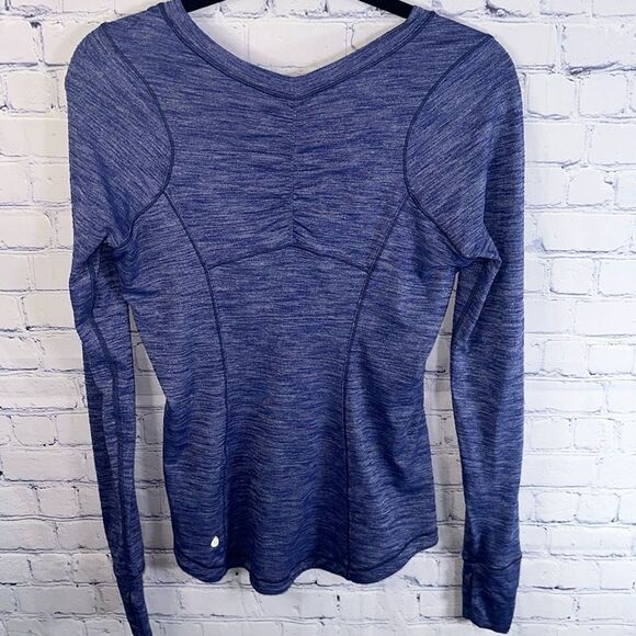 ✨ Long Sleeve Lululemon Workout Top - Size 6, Small Hole Near Bottom - Picture 2 of 5